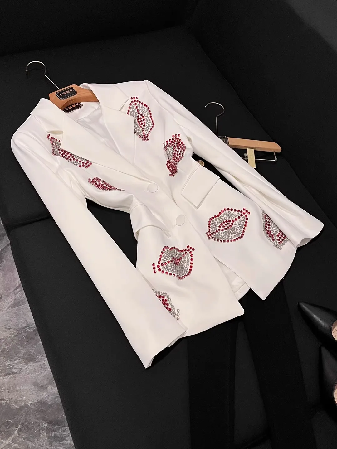 

Ele Personali Sle Slim Fit Diamond Embellied Red Lip Suit Jaet Зима 2025 Новое поступление Faionable Спецодежда