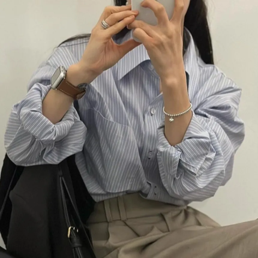 Elegancka, vintage'owa, długa bluzka w paski, damska, modna, codzienna, z mieszanki bawełny, do pracy biurowej, na wiosnę i jesień.