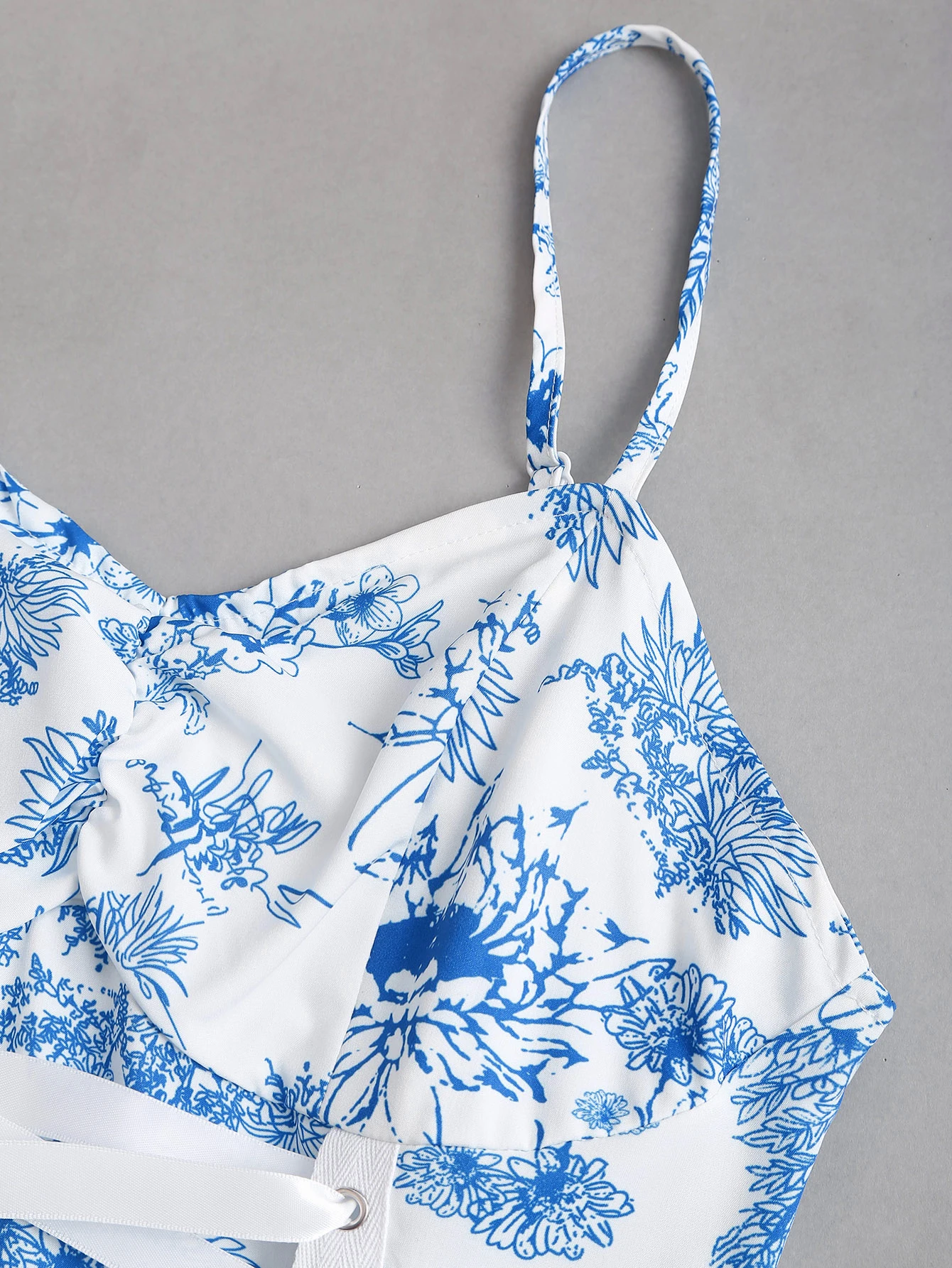 เดรสสายเดี่ยวพิมพ์ลายดอกไม้สีน้ำเงินขาว คอวีทรงหวาน เอวสูง กระโปรงบาน