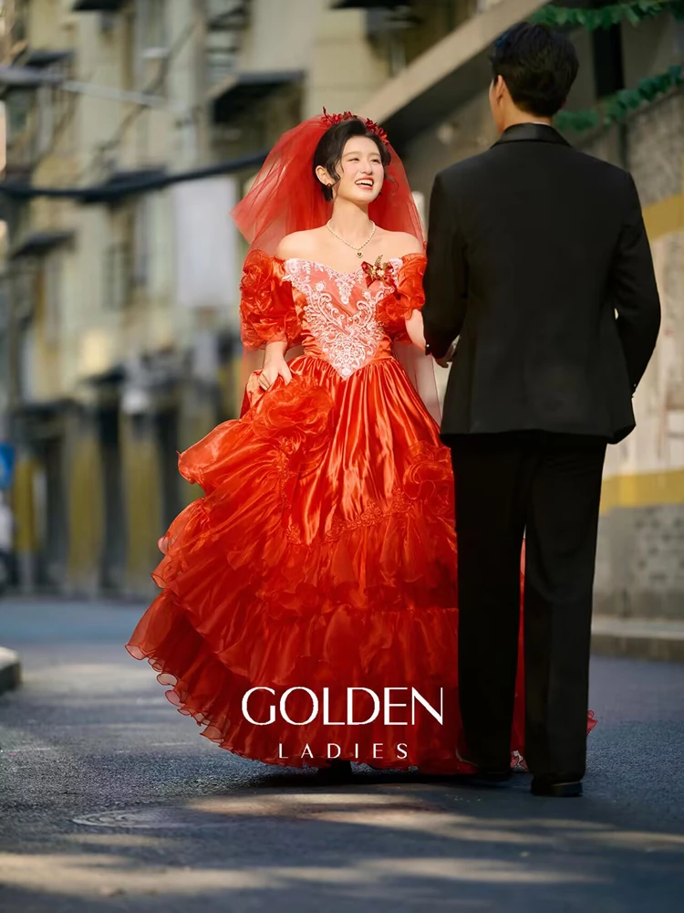 

New Vintage Wedding Dress Film Studio Exterior Street Photography Wedding Photoshoot Retro Hong Kong Style Fashionable Women'...