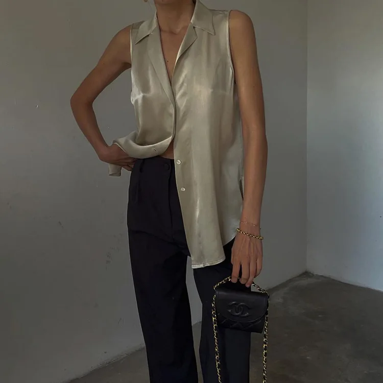 

Новая летняя женская блузка 2026 года: сексуальная атласная рубашка без рукавов с открытыми плечами, отложным воротником, свободного кроя, однотонный топ, элегантная женская одежда