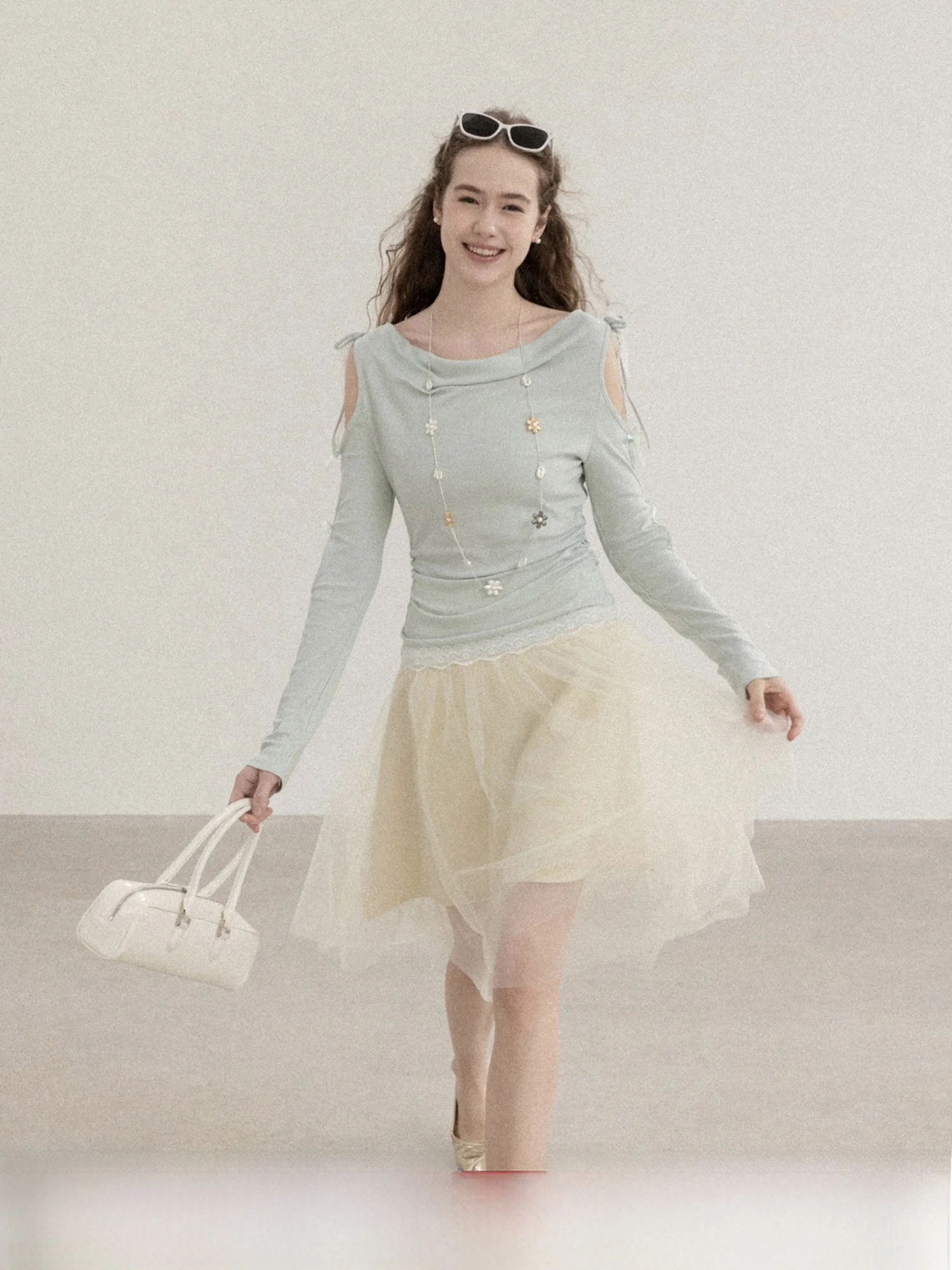 

Стильная женская юбка-трапеция с высокой талией из мягкого комфортного хлопкового смесового материала, светло-персикового цвета, идеально подходит для весенних поездок на работу.