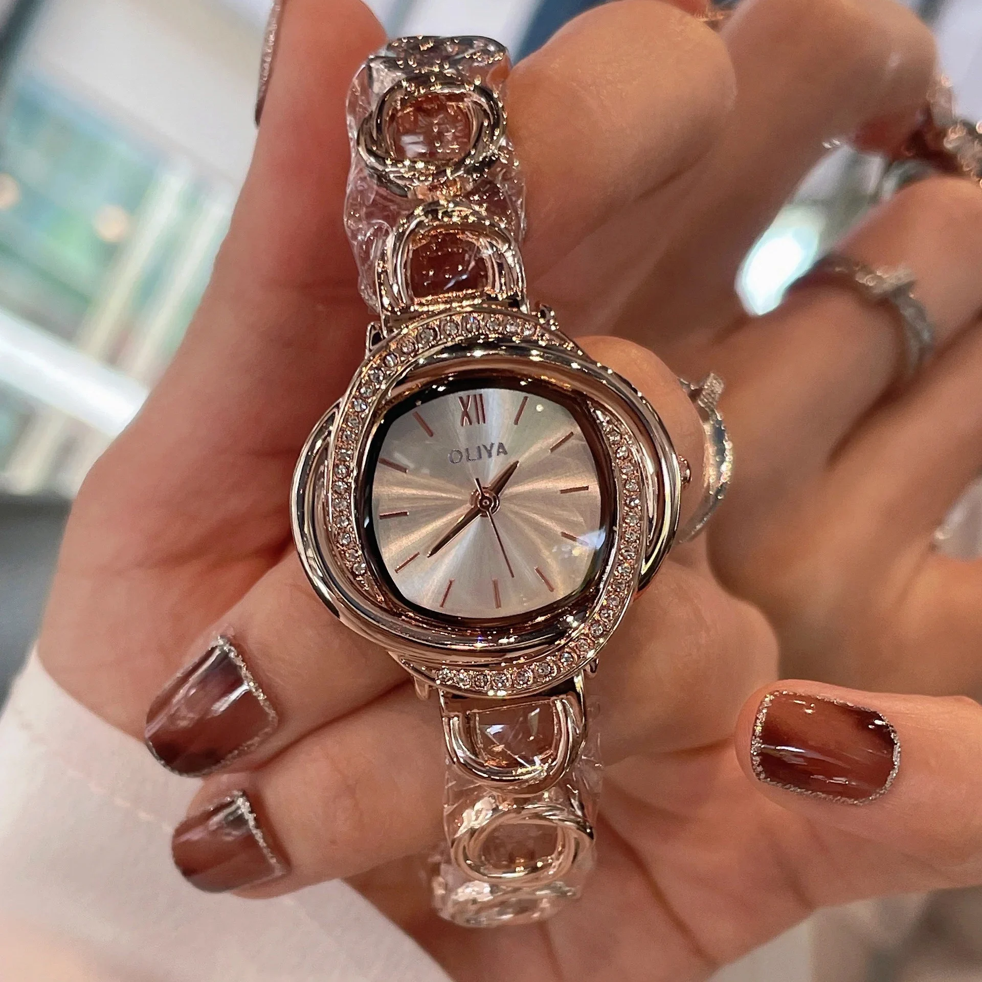 

High-end women's bracelet watch with small dial, French-style light luxury women's watch, women's accessories.