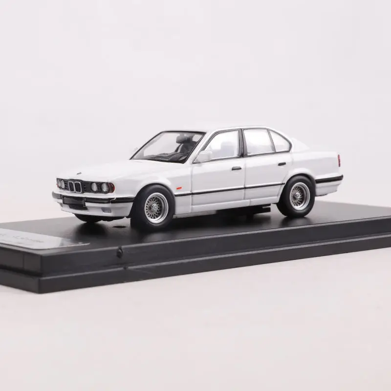 Diecast 1/64 Scale BMW 7 Series E32 E34 Car Model Alloy BMW E32 E34 Classic Car Model Collection Ornaments