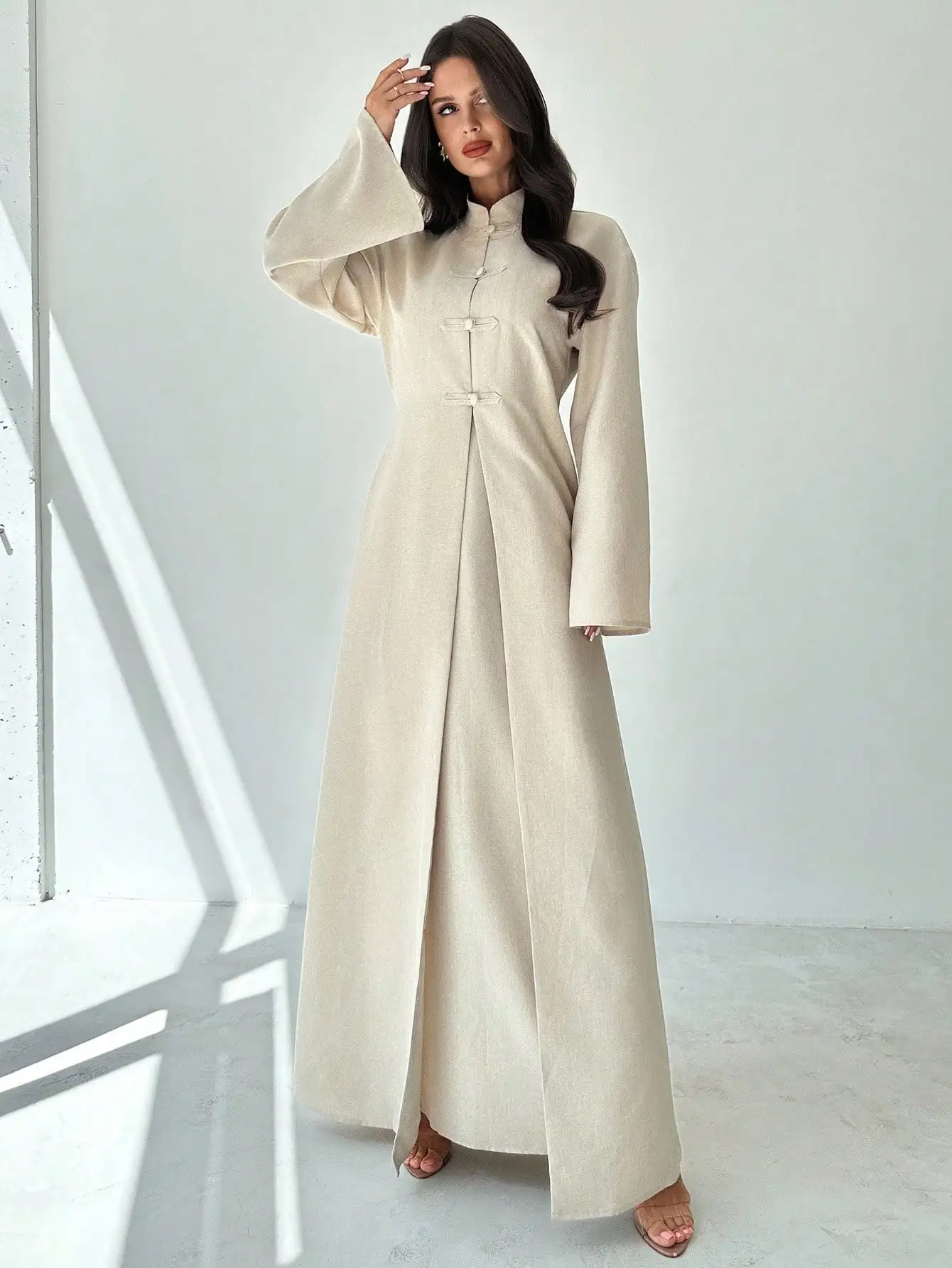 

Женский винтажный комплект в китайском стиле: длинный халат с высоким разрезом и застежкой на пуговицы, элегантный однотонный бежевый