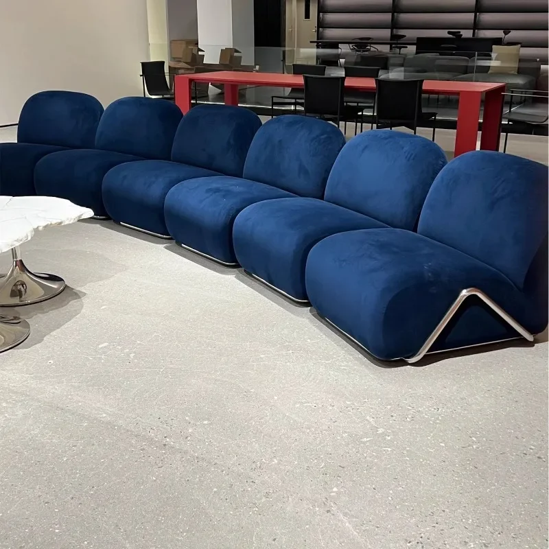 أريكة كلاسيكية سوداء بسيطة على طراز العصور الوسطى، مجموعة مجانية من الأثاث المنحني على الزاوية غير الرسمية