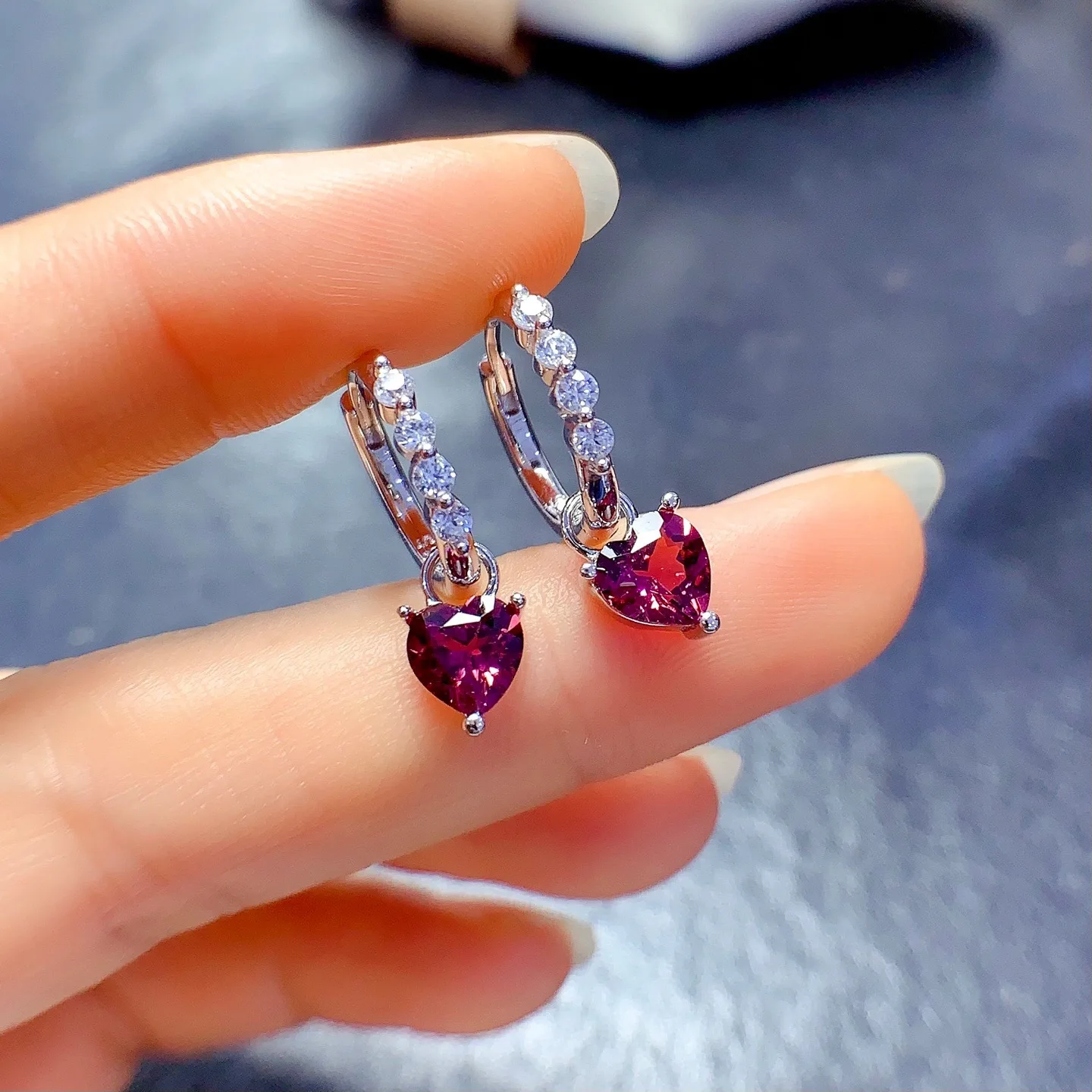 

6mm Heart-shaped Natural Garnet Earrings S925 Sterling Silver Certificate Fine Fashion Design Weddings Charm Jewelry for Women