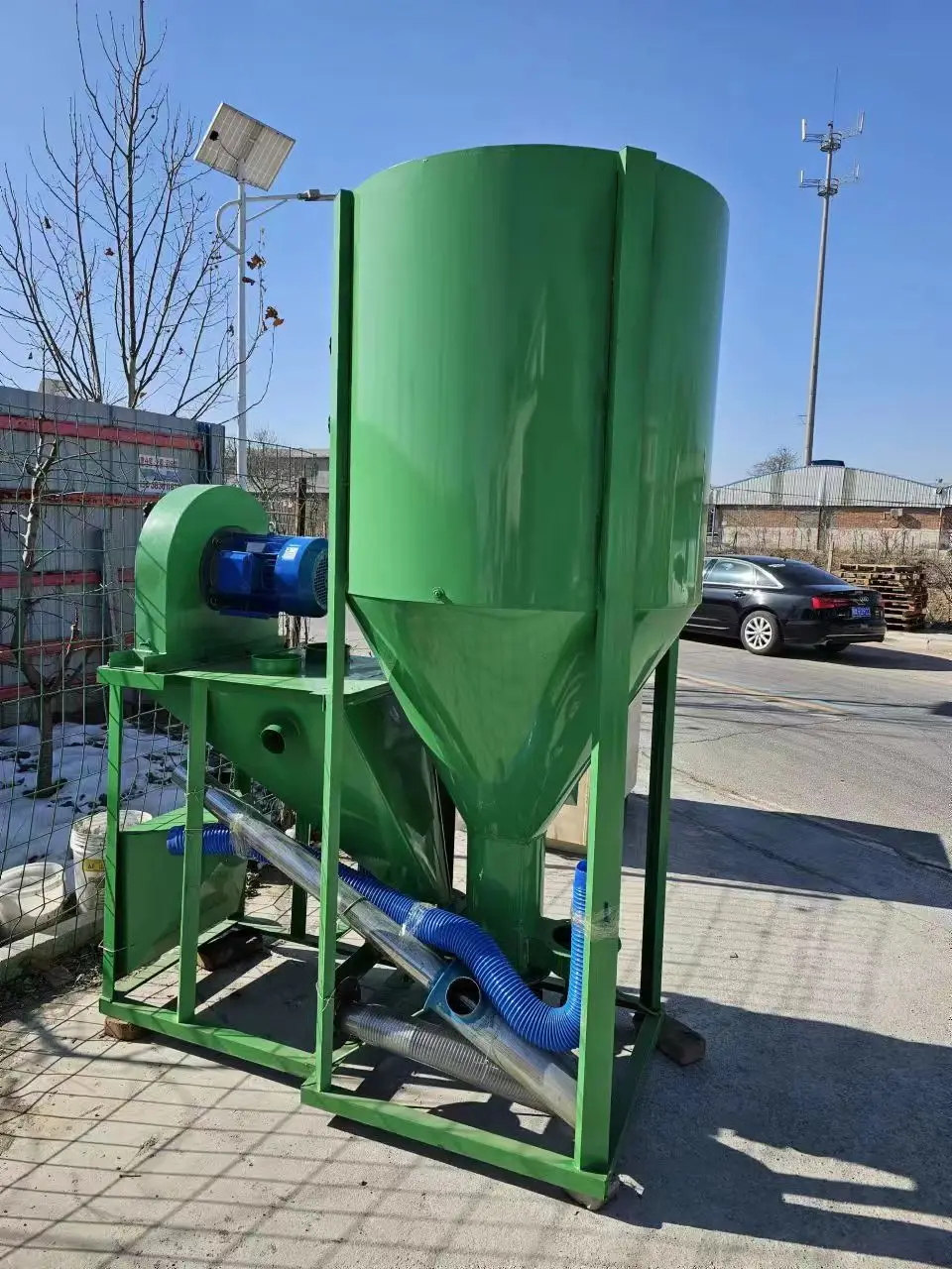 Farm Vertical Grinding Mixer 500kg 1000kg 2000kg Corn Soybean Rice Grinding Mixer Chicken Pig Feed Mixer