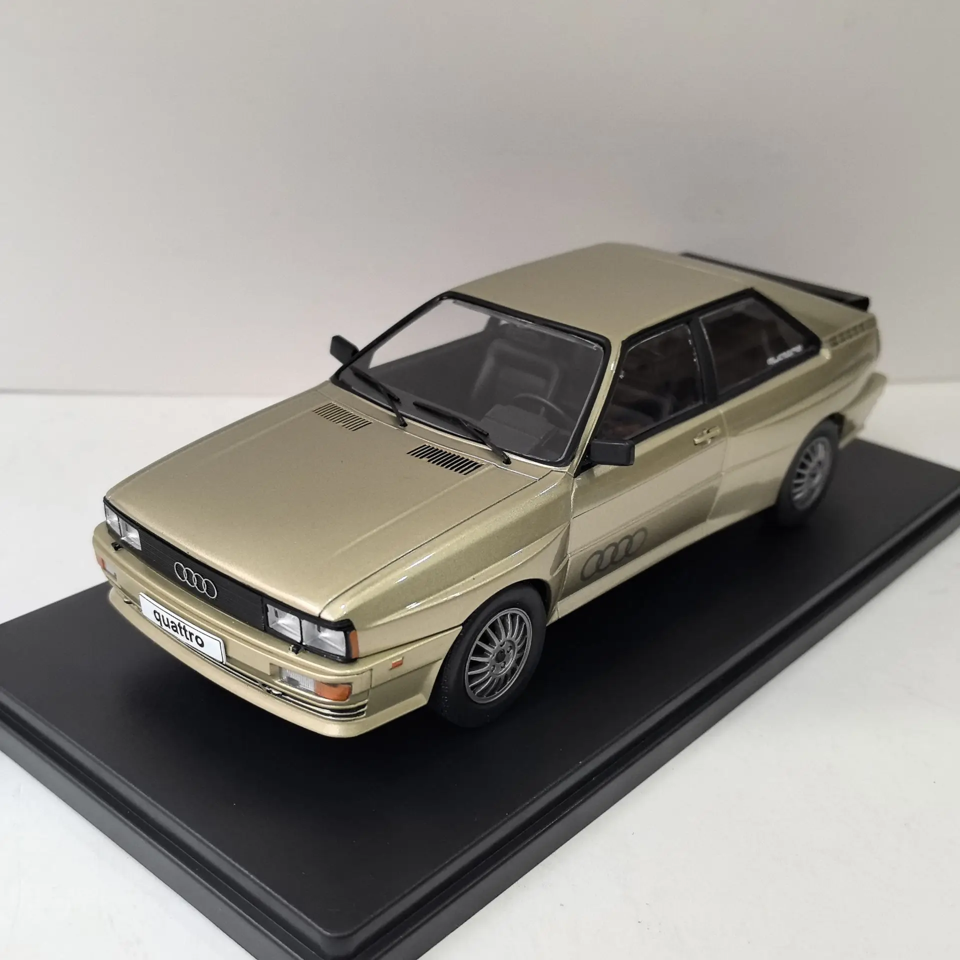 pressofuso-whitebox-scala-1-24-audi-quattro-modello-di-auto-in-lega-giocattolo-da-collezione-regalo-souvenir-display-ornamento