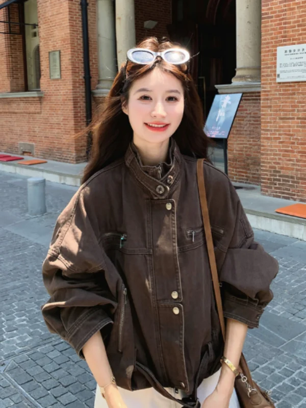 Jaqueta Feminina Cé Brown Estilo Motociclista Coreana Nova Coleção Primavera 2026 – Casaco Utilitário Moderno e Elegante de Caimento Solto com Manga Longa