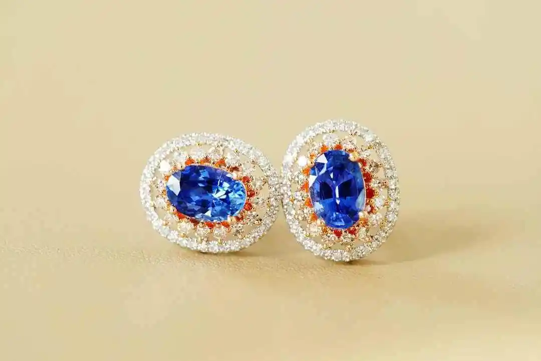 

Natural sapphire stud earrings, pure and profound, set in 18-carat gold with diamonds, total gemstone weight: 1.5 carats.