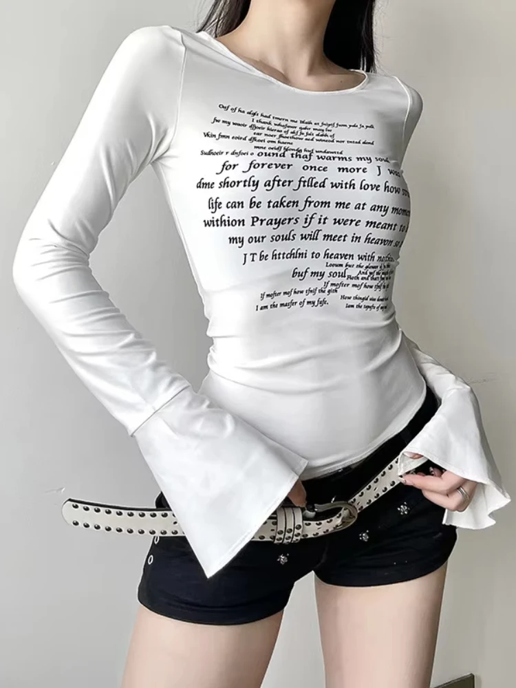 Camisetas de manga larga para mujer con estampado de texto vintage, cuello barco ancho, dobladillo curvo asimétrico, ajustadas, suaves, blancas, estilo casual.