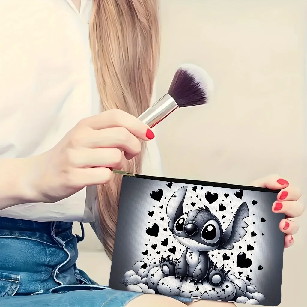 1 Disney Stitch Urocza kosmetyczka Stitch, z wzorami Stitcha i serc, idealna podróżna saszetka na zamek błyskawiczny - zabawny prezent urodzinowy