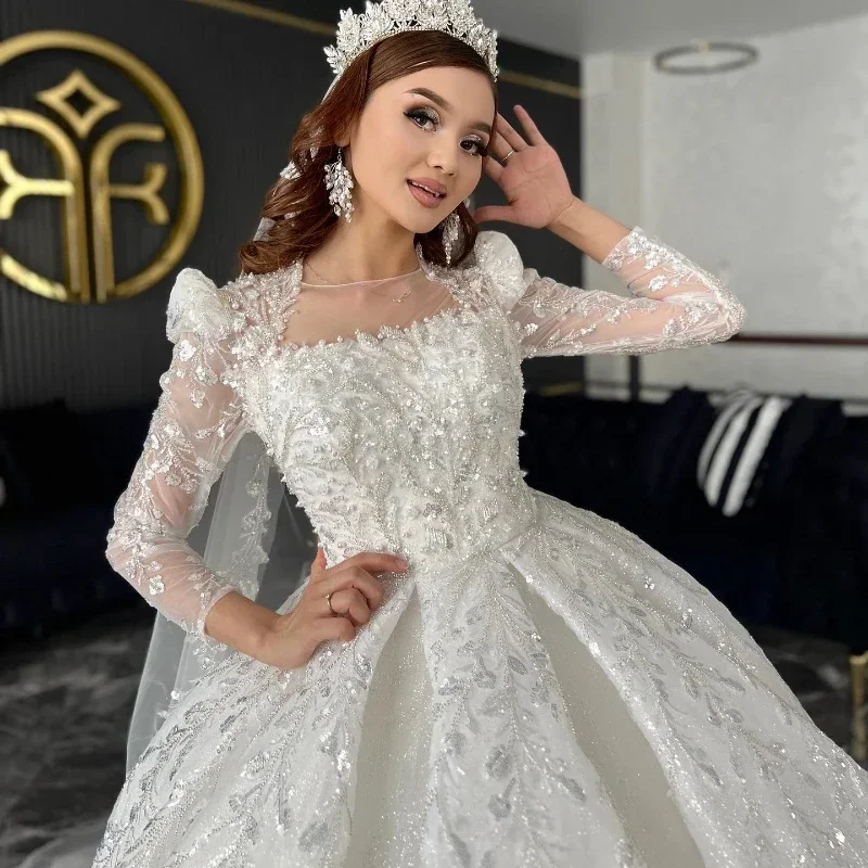 Precioso vestido de novia personalizado de princesa con cuello redondo y cola de corte, apliques de cuentas, vestido de novia de manga larga con cuentas de lujo
