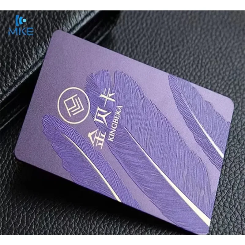 

Фиолетовая визитная карточка из ПВХ с тиснением