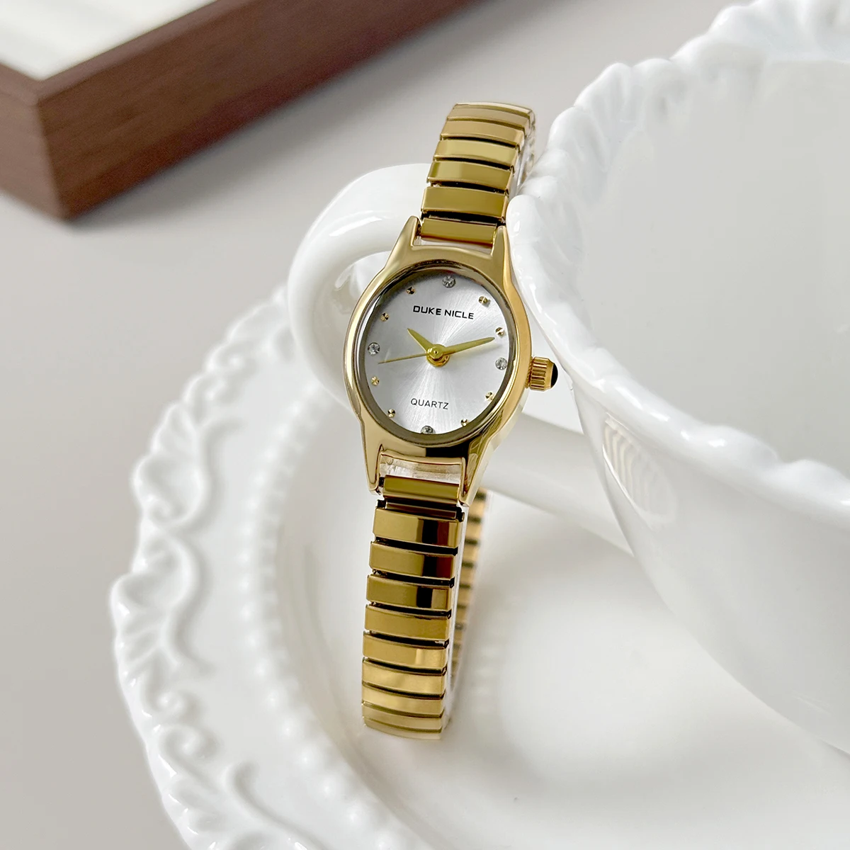 موضة مطاطا حزام كوارتز ساعة ذهبية صغيرة البيضاوي ساعات بعقارب للنساء السيدات تمتد الإسورة فستان ساعة اليد Reloj Mujer