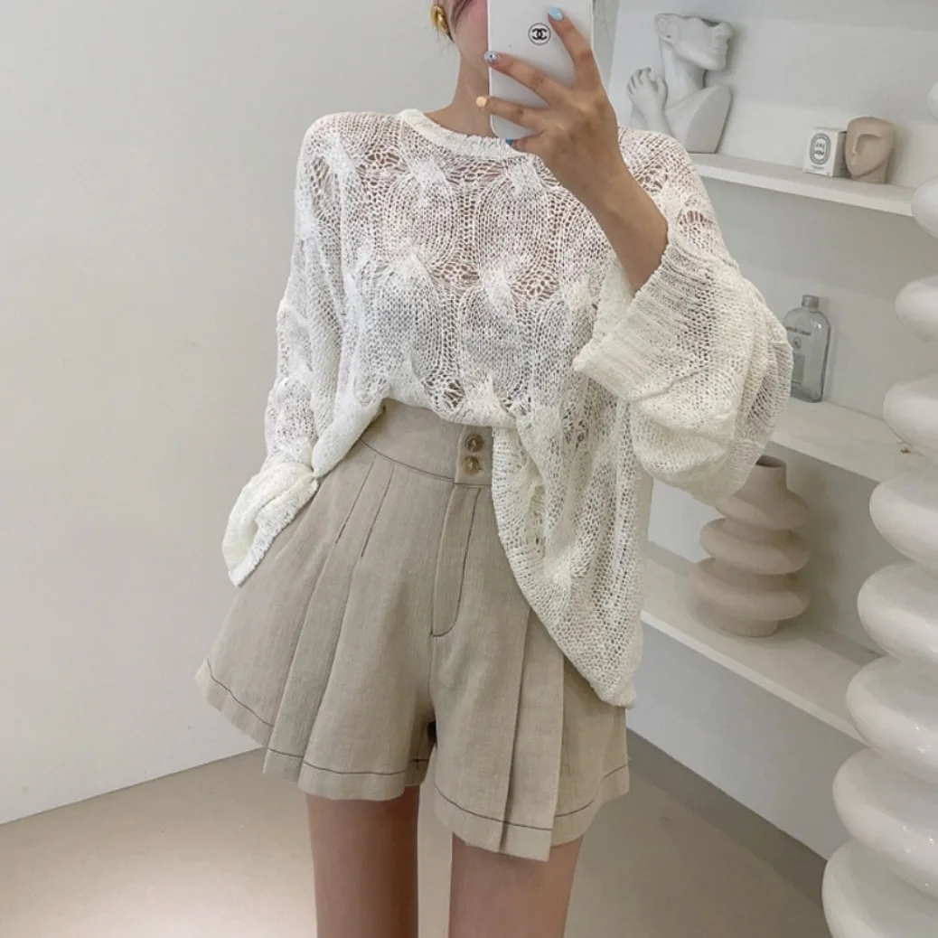 

Летний дышащий комплект из двух предметов: вязаный топ с длинными рукавами для защиты от солнца и модные свободные шорты с высокой талией и широкими штанинами.