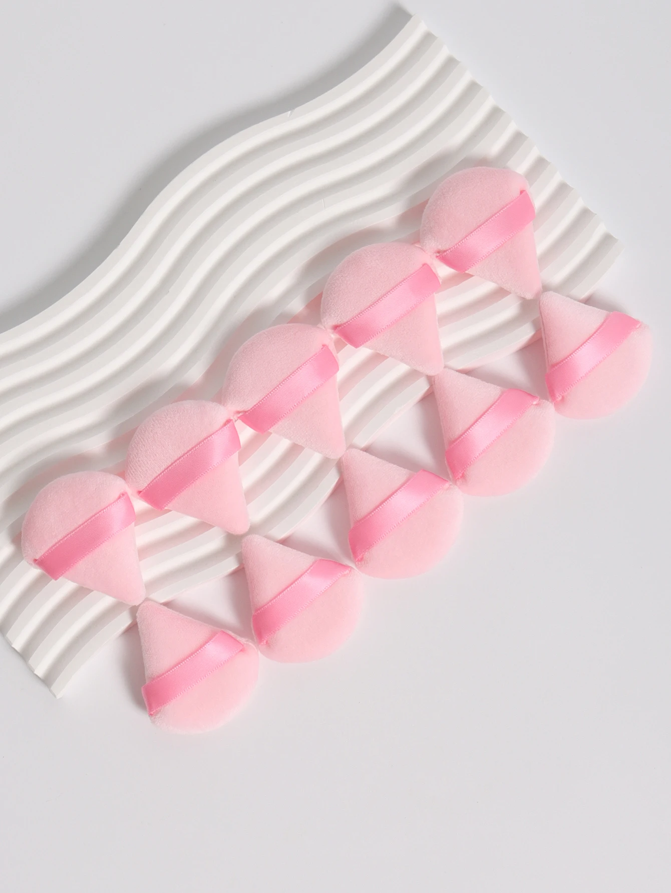 Mini Trójkątne Puszki do Pudru 40-80 szt., Aplikuj rozpuszczony w płynie puder przez delikatne naciskanie na twarz, aby uzyskać efekt utrwalania makijażu.