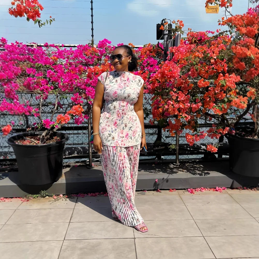 

Женский комплект с цветочным принтом, плиссированная футболка с короткими рукавами + широкие брюки, 2026 уличных сексуальных комплектов из двух предметов, спортивный костюм