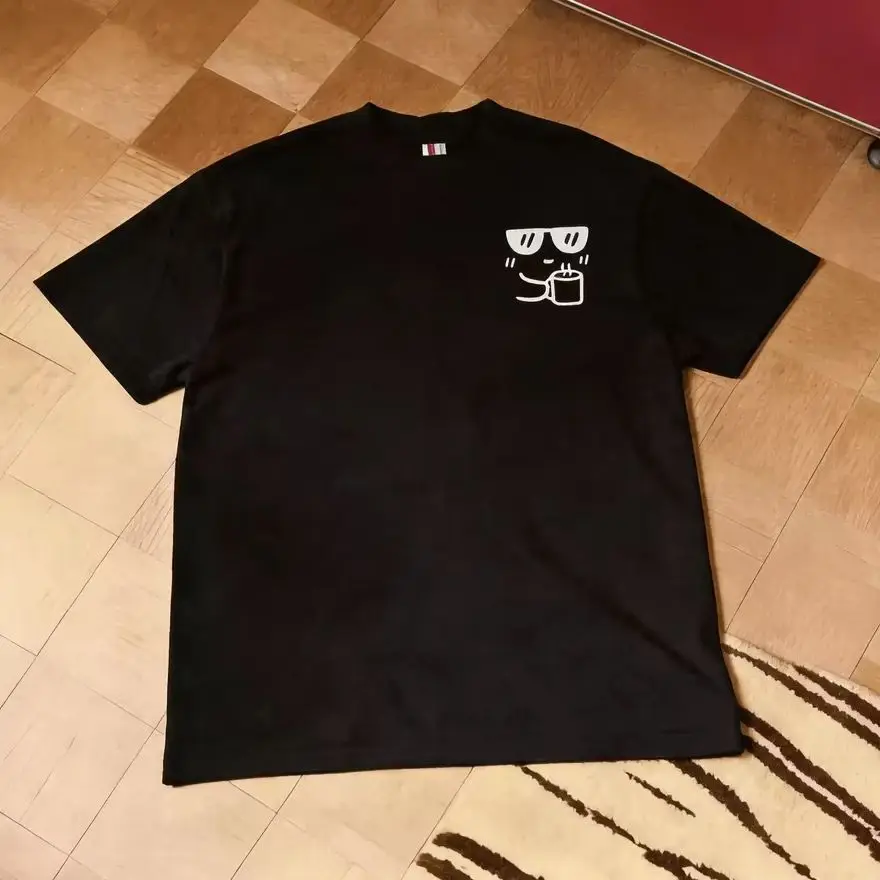 Camiseta unisex de manga corta con divertida figura sosteniendo gafas de sol, camiseta informal Y2K creativa, encantadora y divertida, 100% algodón, tela transpirable que absorbe el sudor, ideal para el día a día, para paseos por la ciudad, fiestas callejeras, regalo perfecto para Navidad y Halloween