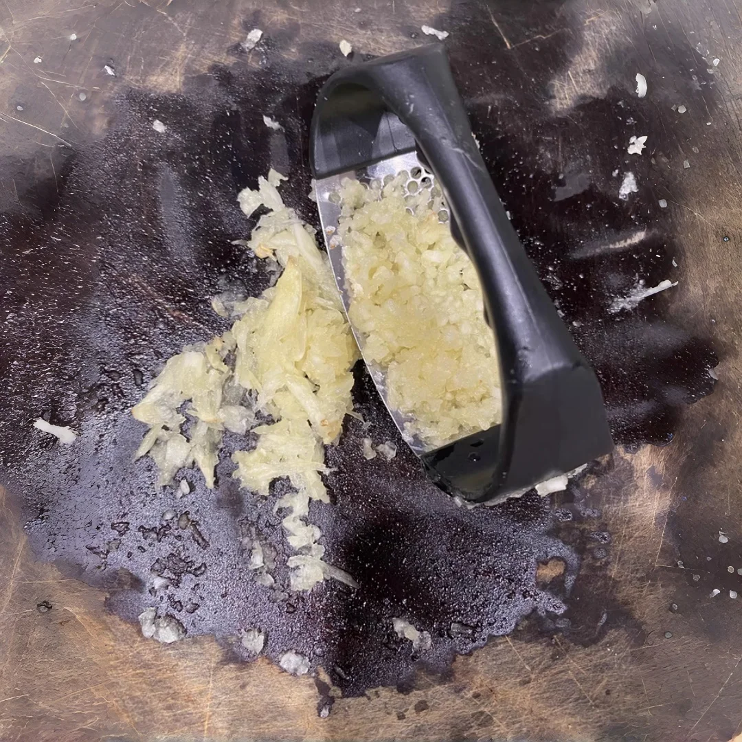 Duty Garlic Press, Stainless Steel & Easy to Clean. Dishwasher Safe, 10x5cm, Non-Stick