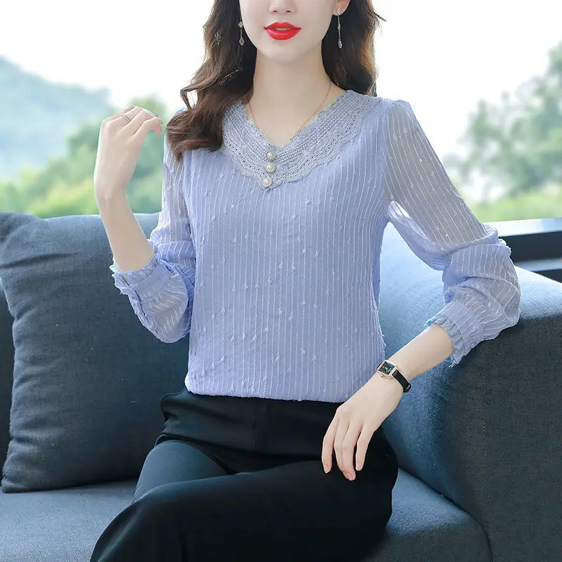 Office Lady Lace Spliced Shirt Fashion Folds Spring Autumn Elegant V-Neck Female Clothing Long Sleeve Chic Pearl Button Blouse