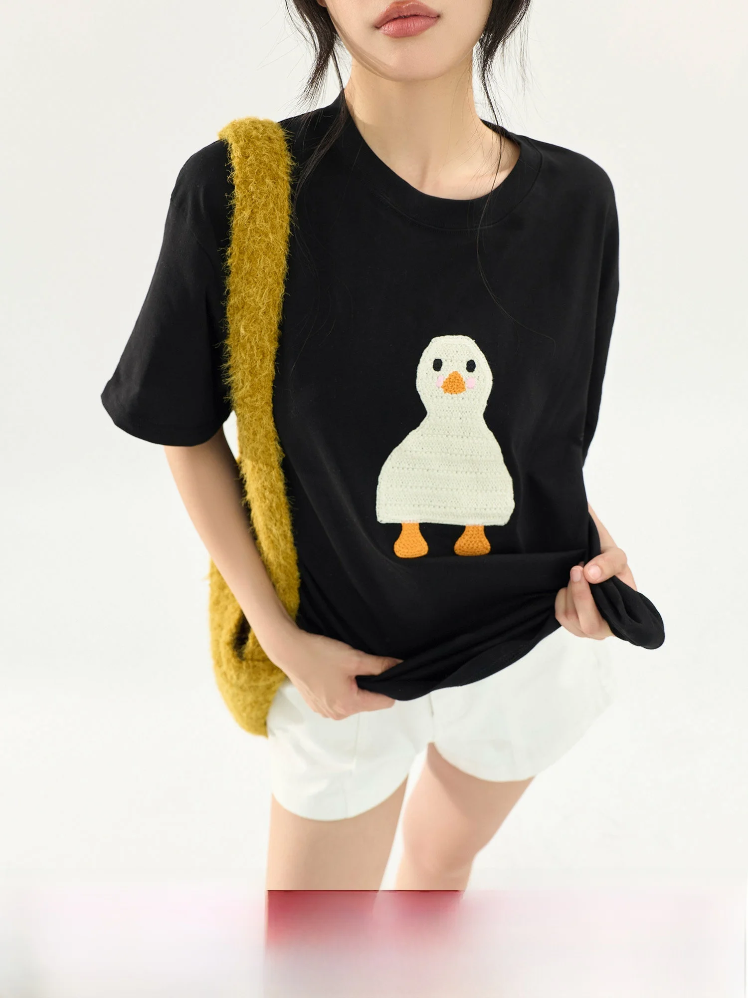 

Черная женская футболка с коротким рукавом и вышивкой в стиле ретро, свободного кроя, с эффектом стройности, повседневный топ из полиэфирного волокна с круглым вырезом, новинка лета