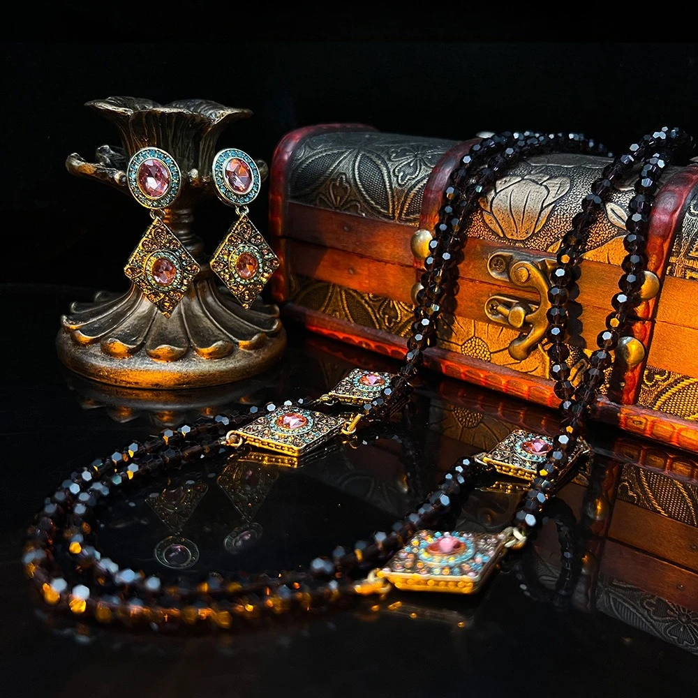 

Винтажный комплект ювелирных изделий для женщин, ожерелье и серьги в викторианском готическом стиле с черными бусинами и хрустальными акцентами для подарка на вечеринку