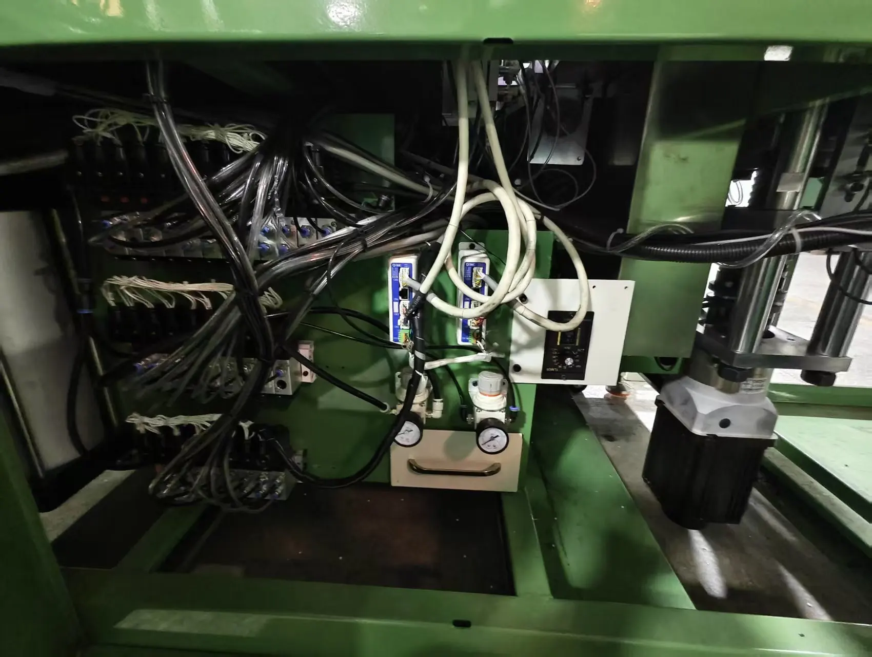 La macchina per la produzione di cerniere metalliche automatiche a tre funzioni include il montaggio del cursore Caratteristiche di arresto superiore e taglio Componente motore centrale