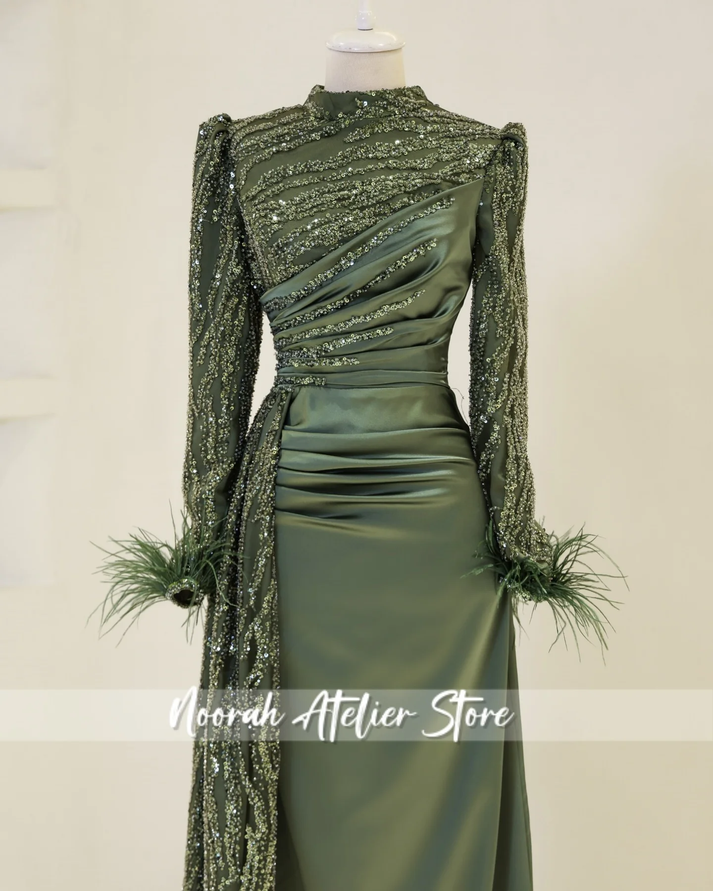 فساتين سهرة إسلامية دبي باللون الأخضر اللامع 2025 بأكمام ريش فساتين زفاف فستان حفلات فستان رسمي مخصص