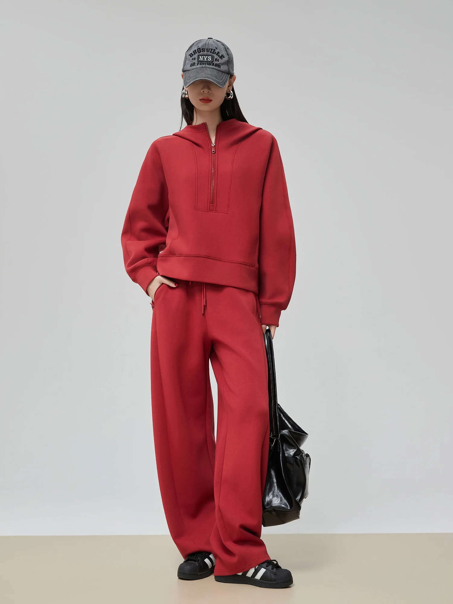 

Ретро-спортивный костюм в американском стиле: красная толстовка с капюшоном и свободные широкие брюки на молнии для женщин, повседневный осенний комплект