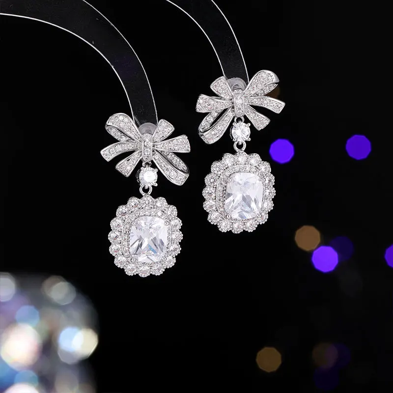 Un nicchia, un fiocco leggero e di lusso di fascia alta con orecchini in argento 925 con zirconi, abito da sposa, orecchini e orecchini da cena