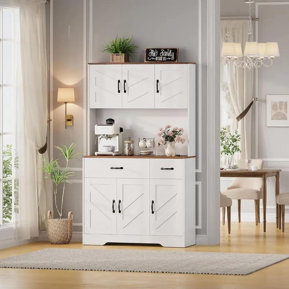 خزانة مطبخ بيضاء على طراز المزرعة مع أدراج وأرفف أبواب وأرفف قابلة للتعديل، بما في ذلك رفًا واحدًا في الميكروويف