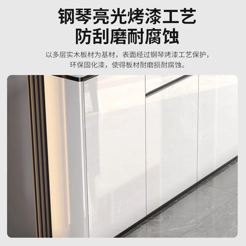 بلاطة صخرية فاخرة وخفيفة الوزن، جانب طعام من الخشب الصلب، مطبخ حديث وبسيط مقابل تخزين ضيق على الحائط