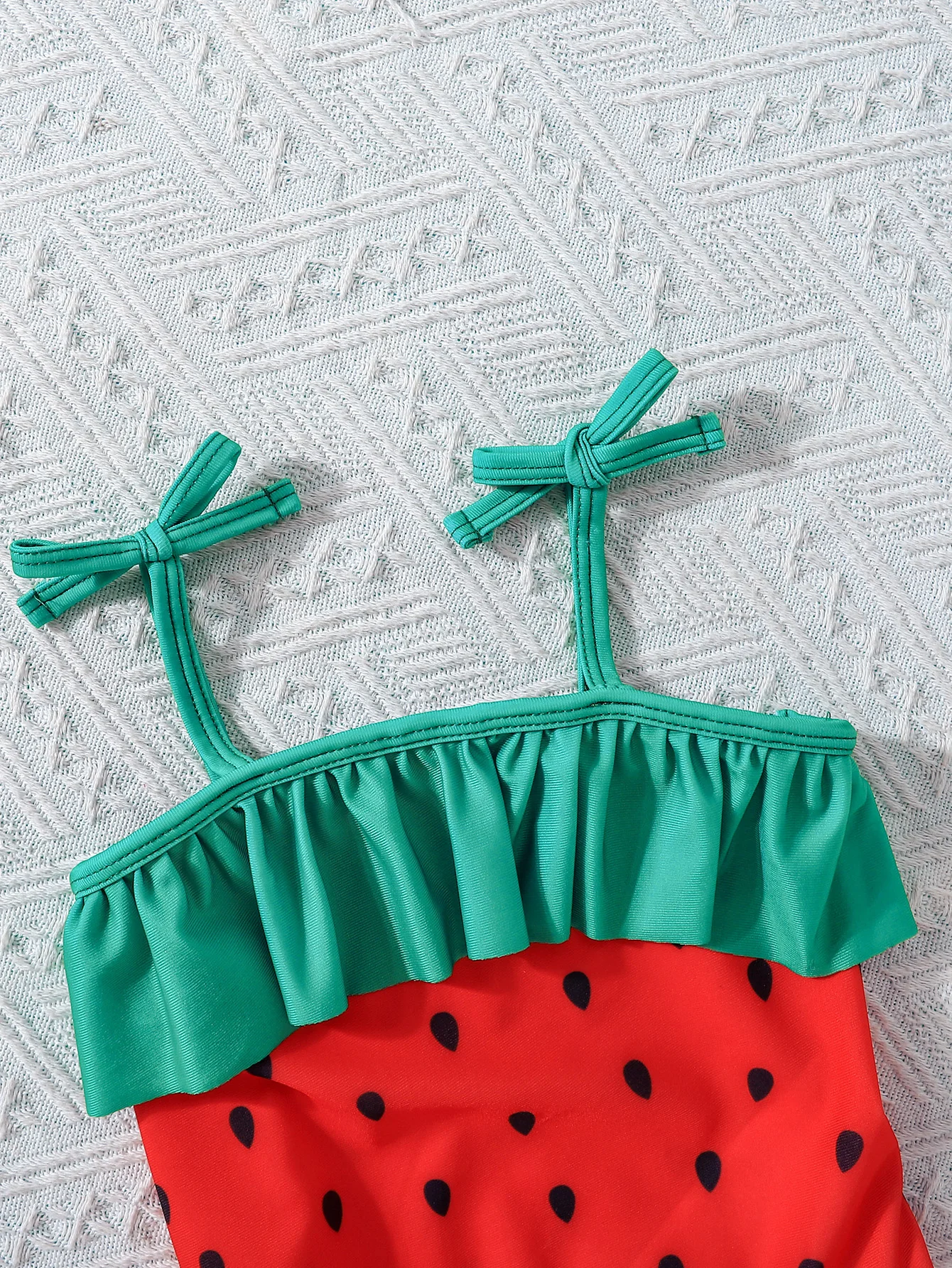 1-teiliger Sommer-Badeanzug für Mädchen mit Wassermelonen-Motiv, grüner Badeanzug mit Rüschen und Bindeband sowie passende Rüschen-Badekappe, niedliches Früchte-Design – Detail 4