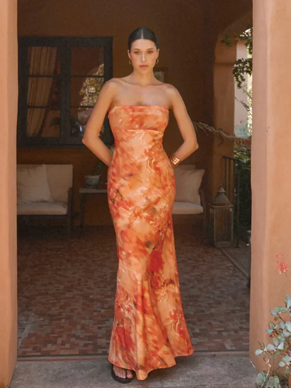 فستان طويل بدون أكمام بخصر عالٍ وتصميم ضيق يبرز الخصر، مطبوع بنقوش وبدون ياقة