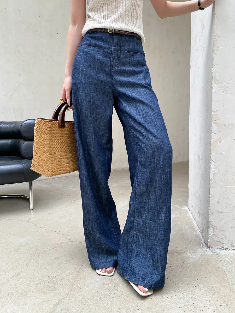 Sommerliche Damenjeans in einfarbigem, schlank machendem, geradem Schnitt mit langen Beinen. – Detail 4