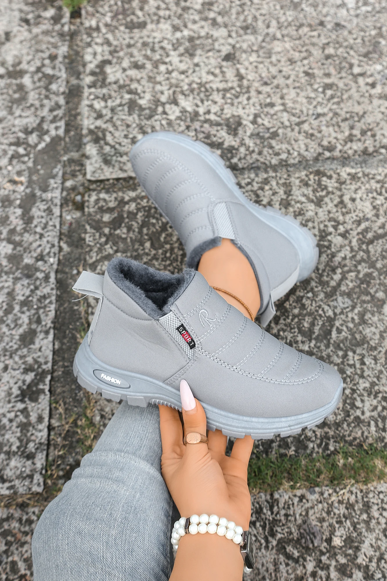 Gemütliche Damen-Wintersneaker mit Fellfutter, rutschfeste, dicke Sohle, bequeme Stiefeletten, einfach anzuziehende warme Schuhe für kaltes Wetter. – Detail 26