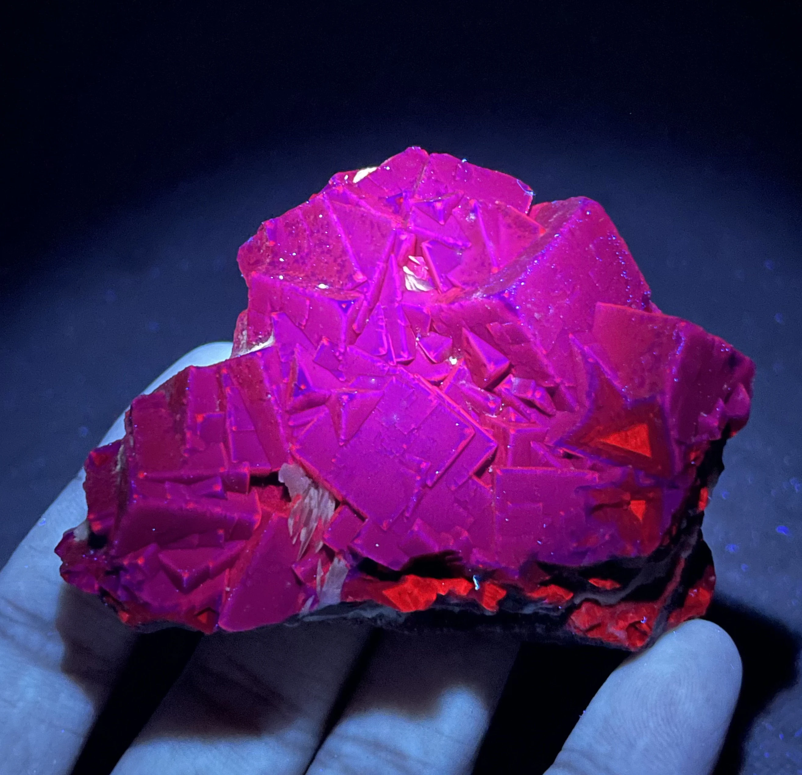 

Best! 100% Natural Pakistan red fluorescence cube black rose fluorite mineral specimens Stones and crystals