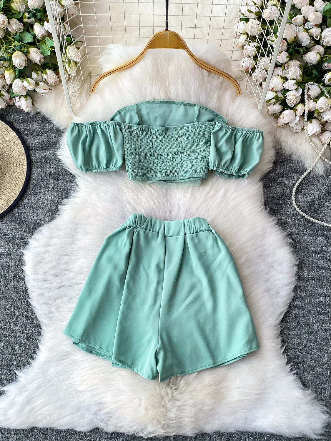 Conjunto de duas peças para mulheres jovens: cseta sexy com ombro de fora e  saia curta com fenda e design de cintura ...