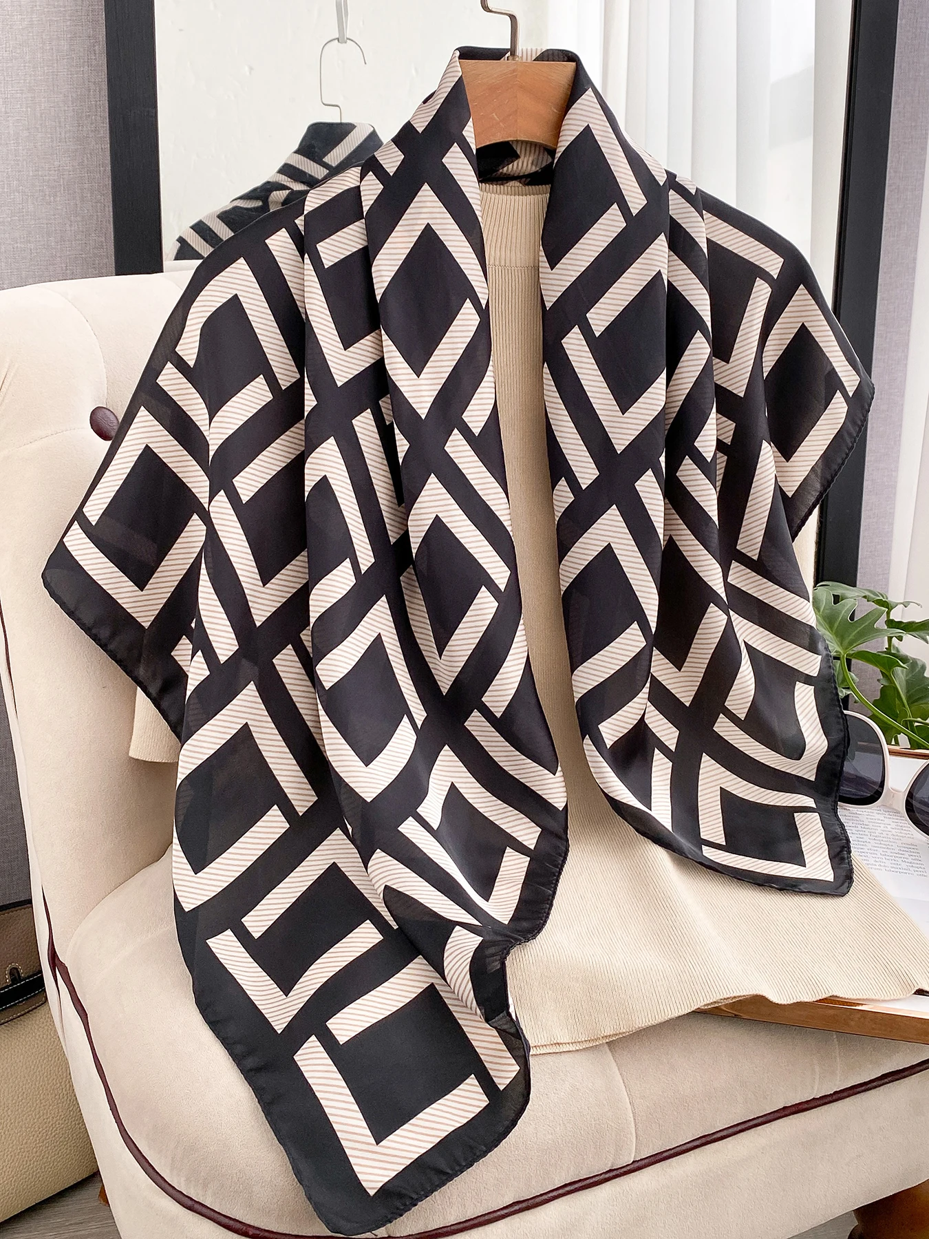 

Luxury Magnetic Buckle Silk Scarf Women Print Square Scarf For Autumn Winter Warmth And Cold Resistance Fashionabl Scarves