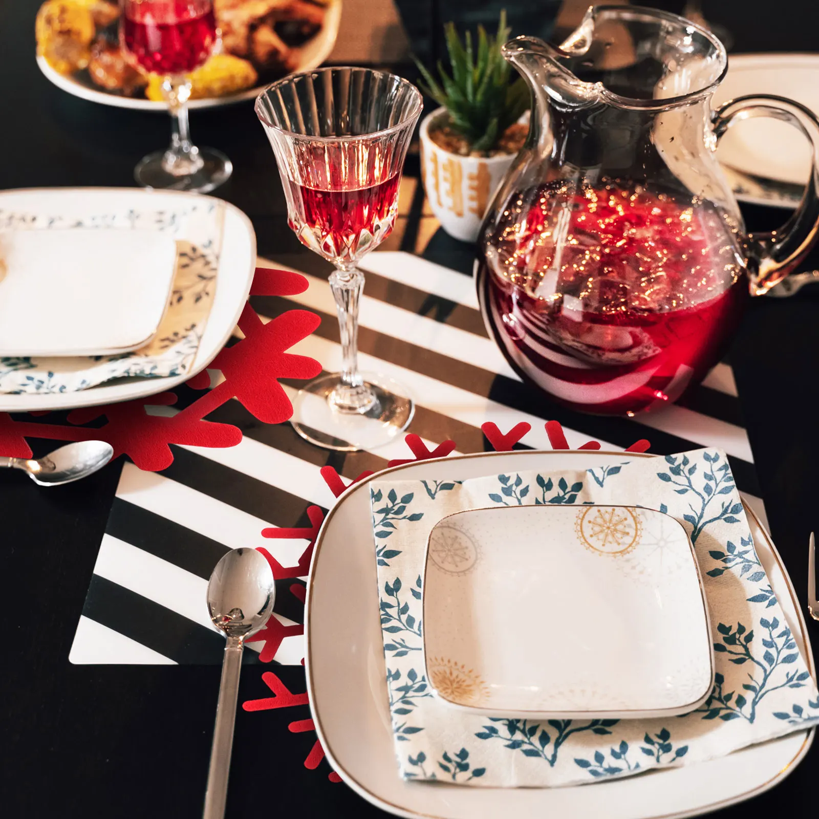 

4 Piece Christmas Snowflake Coasters Set Cloth Heat Insulation Mats for Home Office Restaurant Festive Decor Reusable Easy Clean