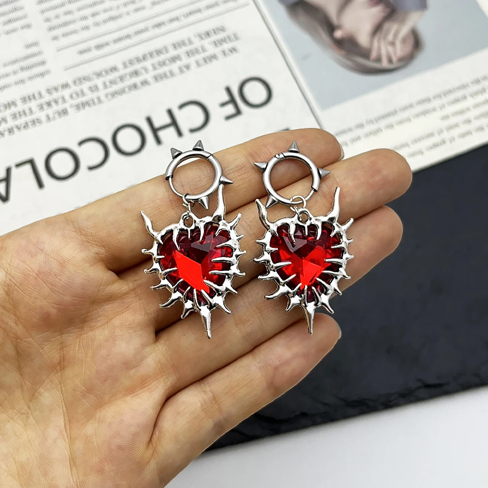 1 زوج القوطية الأحمر شائك القلب أقراط للنساء فضية اللون منفعل الشرير شوكة مسنبل القلب استرخى أقراط Y2K الجرونج نادي جوهرة