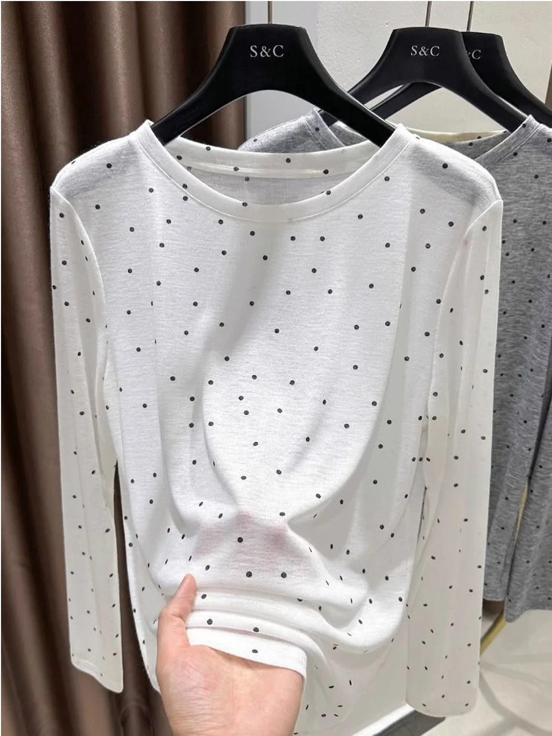 

2026 Early Autumn White Polka Dot Long Sve round Ne Thin T-irt Women's Base irt Sun Protection Cover up Korean Sle