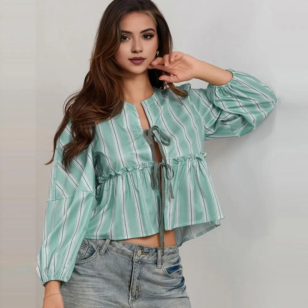 女性のカジュアルなストライプのシャツとショーツのセット,ゆったりとしたリボンのレースが付いた衣服,透かし彫り,長いランタンスリーブ,ビーチスーツ,夏,2022