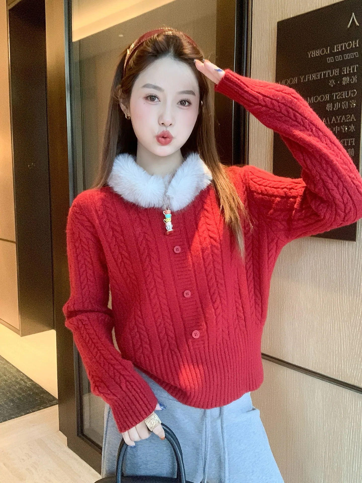 

Новый женский вязаный свитер Cisas с красным меховым воротником, осенне-зимний, маленький размер, для повседневной носки, модный теплый топ