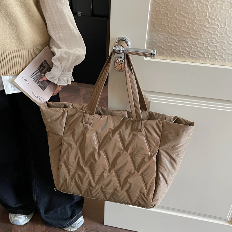 

Women's Single Shoulder Tote Bag Fashion High-Capacity Gym Shoulder Bag Lightweight Soft Nylon Handbag for Daily Shopping Travel