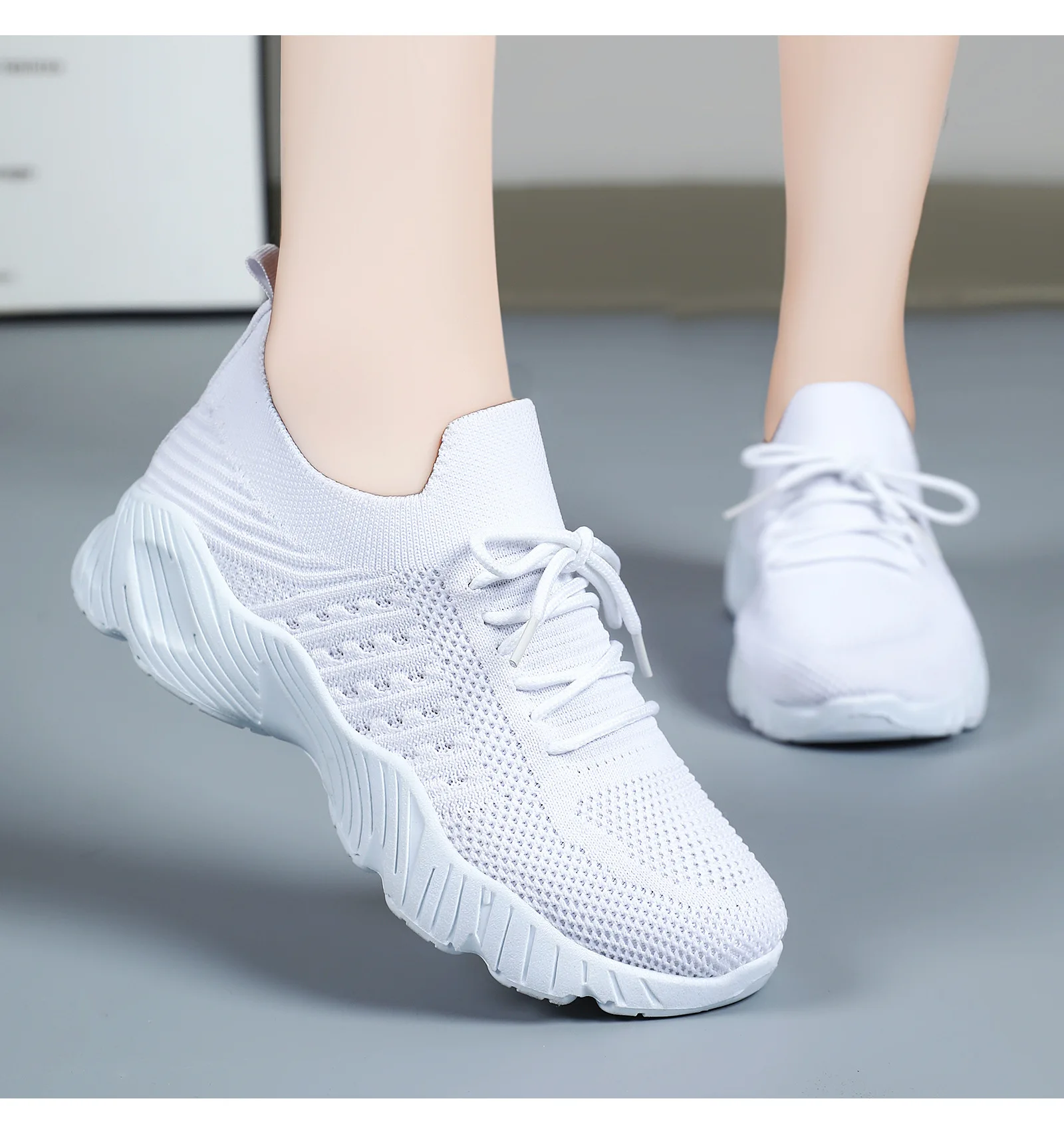 Atmungsaktive Damen-Sneaker aus Flying Weave, leichte, weiche Sohle, für ältere Menschen, Mutter, Wanderschuhe, Sommer-Mesh, rutschfeste, lässige Sportschuhe – Detail 24