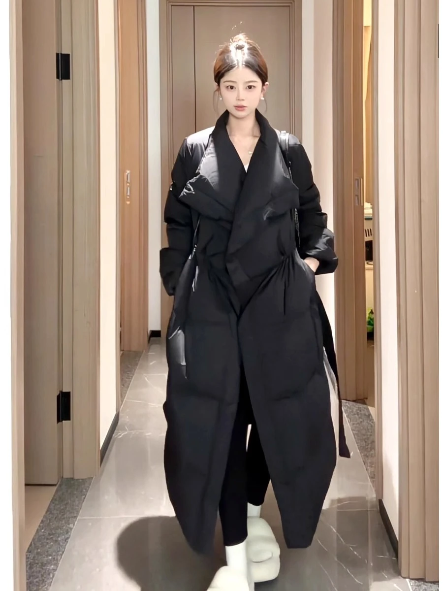 النمط الأوروبي مربوط الخصر أسفل سترة 2025 شتاء موضة جديدة طويلة فوق الركبة الأبيض بطة أسفل معطف دافئ المرأة #1