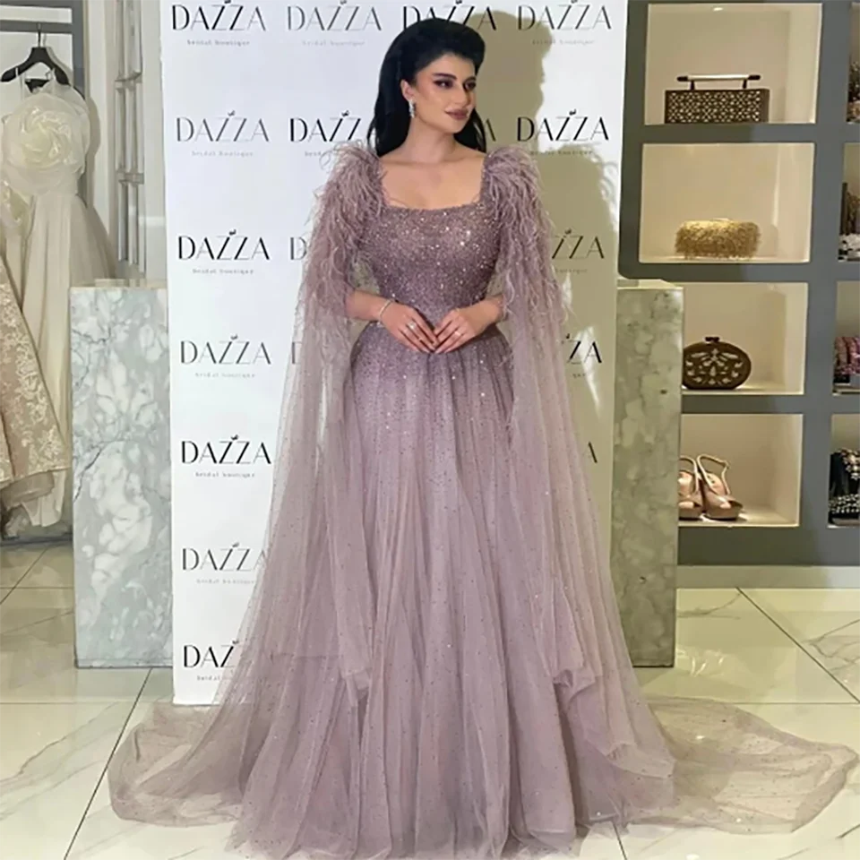 Robes de mariée A-Line personnalisées, plumes perlées violettes poussiéreuses, col bateau, dos nu, train de balayage, patients en tulle, quoi que ce